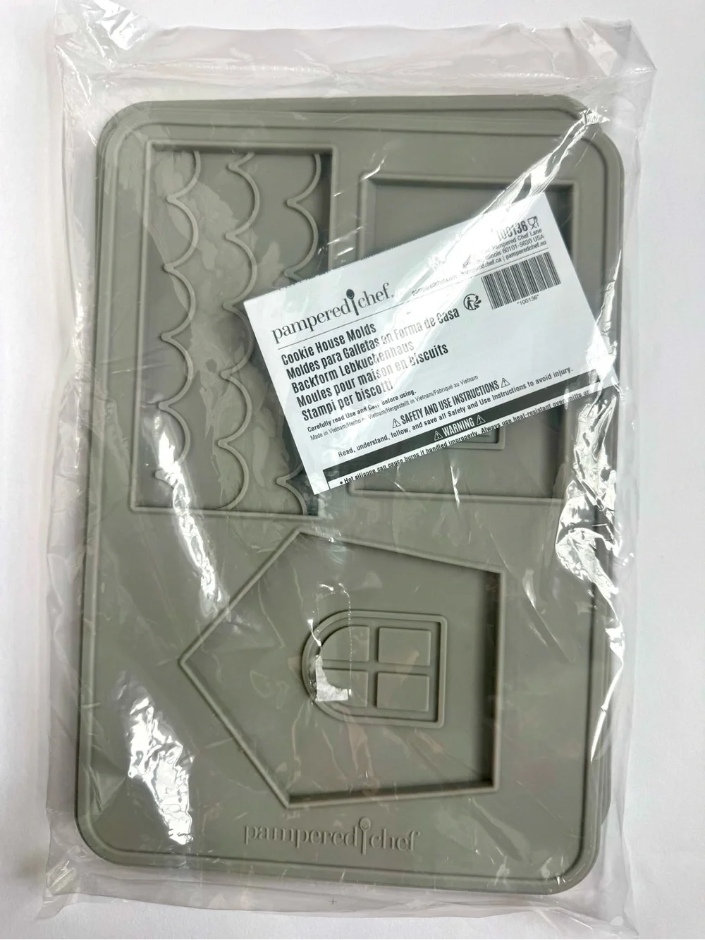 Pampered Chef Holiday Gingerbread House Silicone Mold